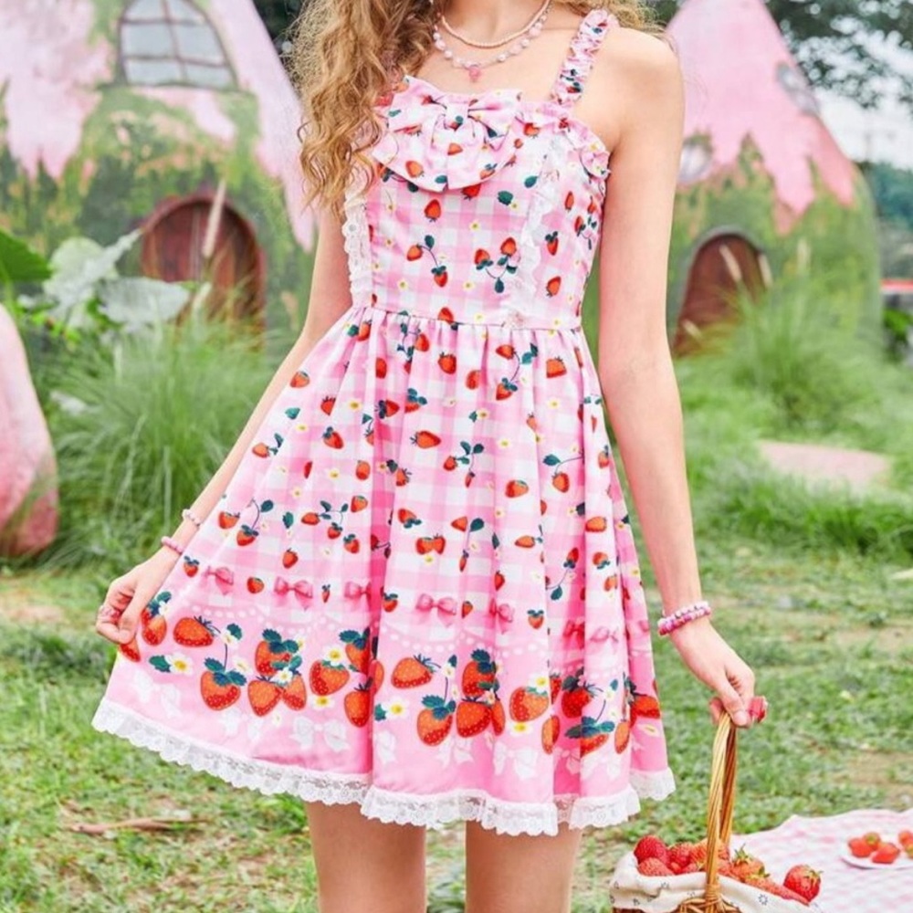 Adorable NWOT strawberry dress🩷🩷